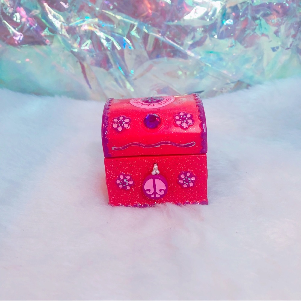 NWT y2k 2000s claire’s jewelry box (red peace)